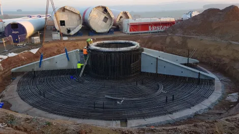 Plaatsen van de prefab betonnen funderingsvoet