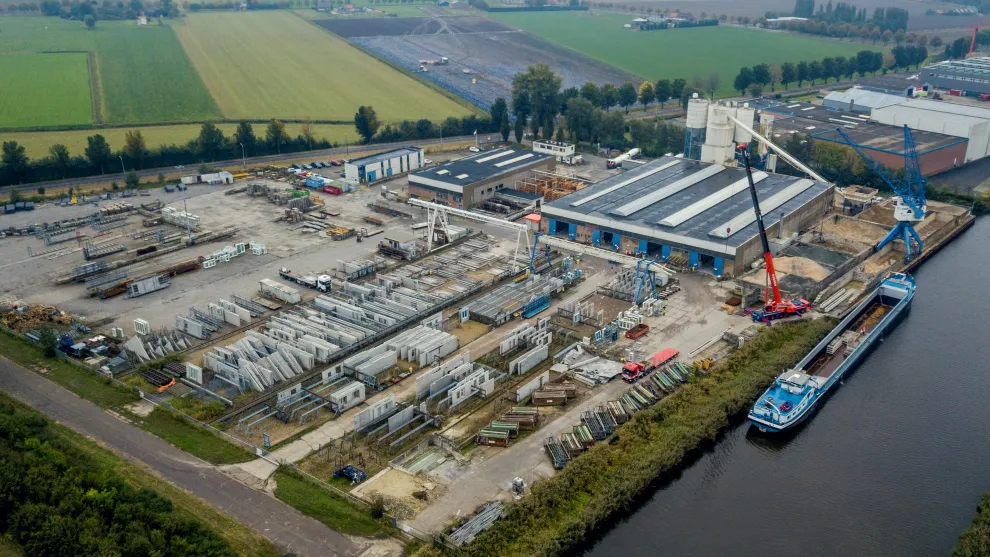 Fabriek van Holcim Bouw en Infra in Oudenbosch gelegen aan de Mark