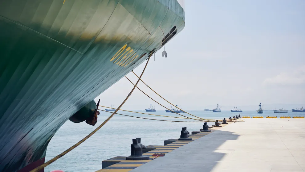Vrachtschip aan de kade bij zee
