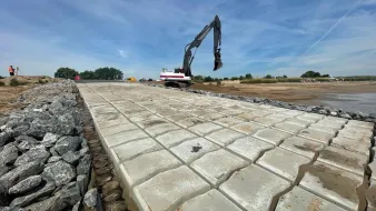 Hellingbaan van Betonblokmatten geplaatst in Salmsteke