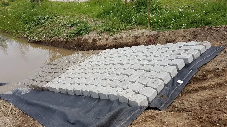 Een net geplaatste Betomat Basalton betonblokkenmat