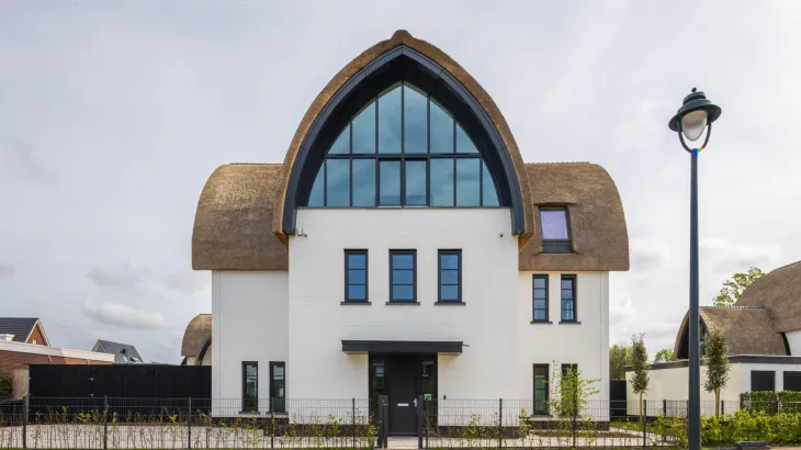Opgeleverde villa in Badhoevedorp van prefab beton wanden met rieten dak