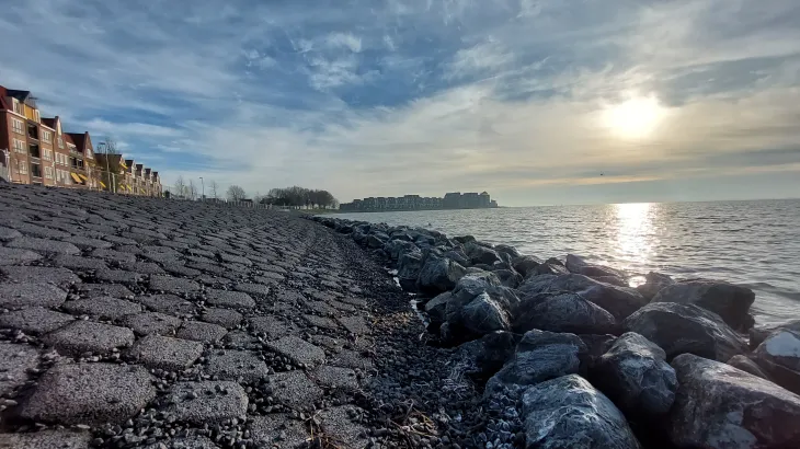 geplaatste Basalton STS met stortsteen op de markermeerdijk