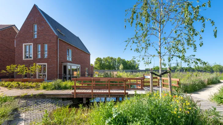 Vrijstaand nieuwbouw woning in het groen aan het water