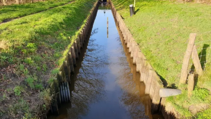Het opgeleverde project met een betonblokkenmat TB-G op de bodem ter bescherming