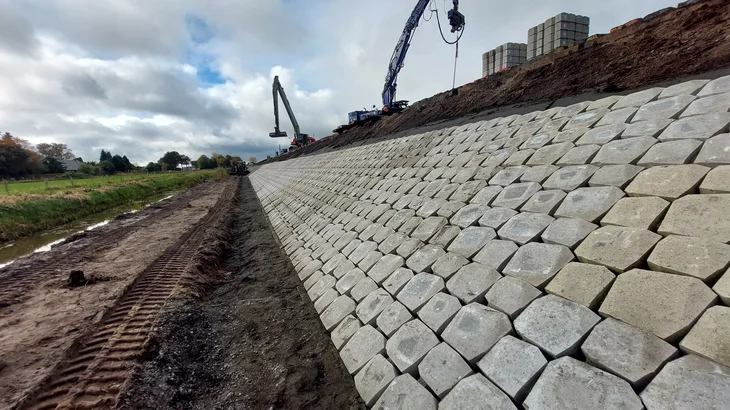 Hijskraan plaatst de basalton zuilen op de Spoorbaan Sappermeer en Zuidbroek