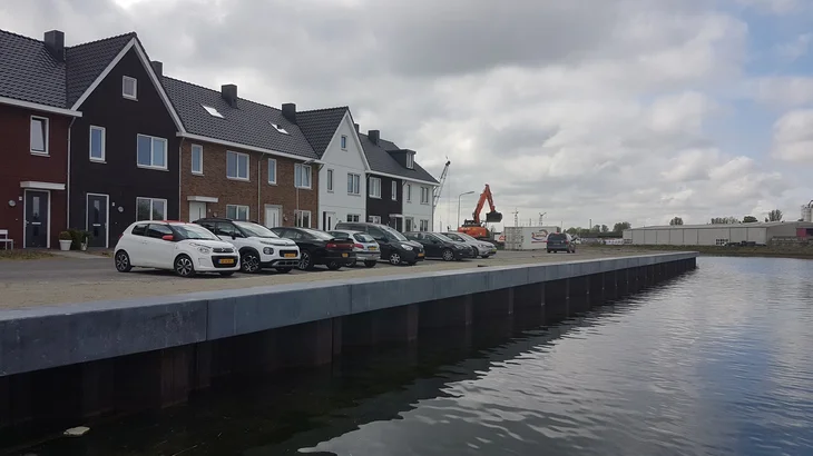 Deksloven geplaatst op een stalen damwand in Goes aan het Goese Diep