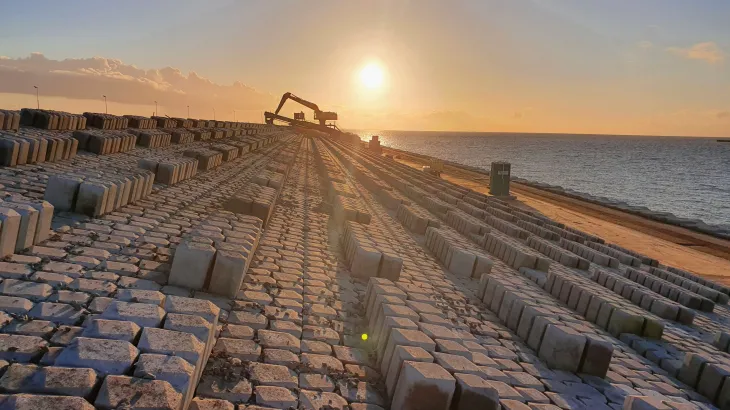 Afsluitdijk met ondergaande zon