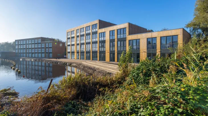 Opgeleverde modulaire appartementen aan het water in Amsterdam