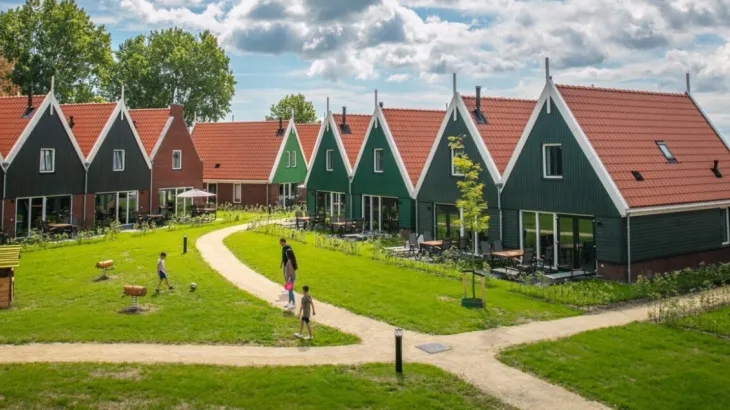 Spelende kinderen in de voortuin van vakantiepark Landal Volendam