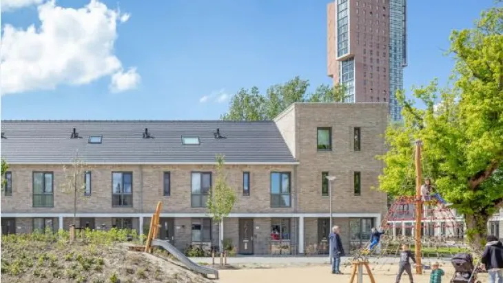 Spelende kinderen in speeltuin Vlietpark