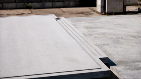 zijaanzicht van het Holcim CPC balkonconcept vrijdragend aan een beton vloer