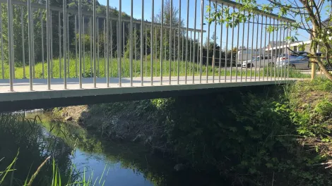 Voetganergsbrug van een slanke, hoogwaardige betonplaat