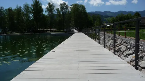 40 mm dikke CPC vlonders aan het water in een park