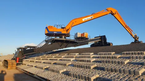 Balerina in actie op de afsluitdijk met blauwe lucht