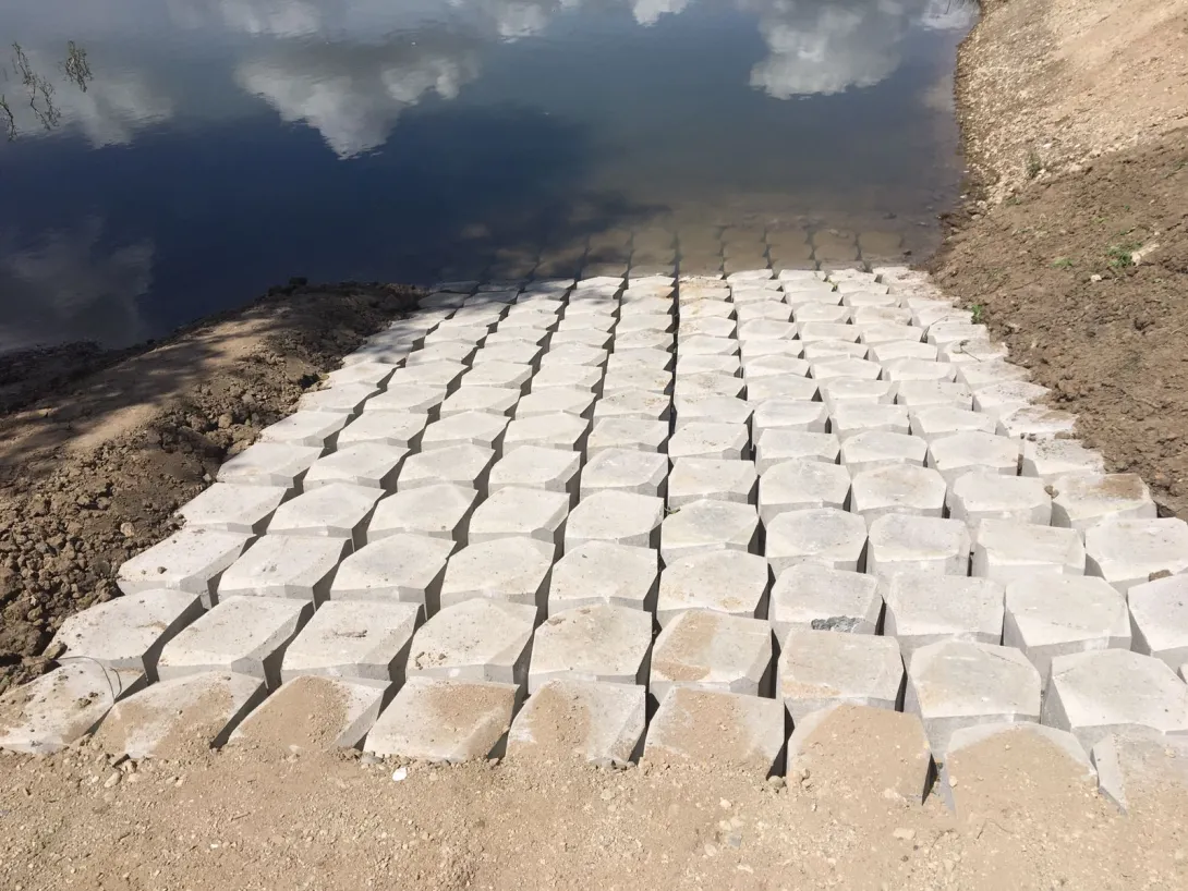 Betomat Basalton is geplaatst en aangevuld met zand