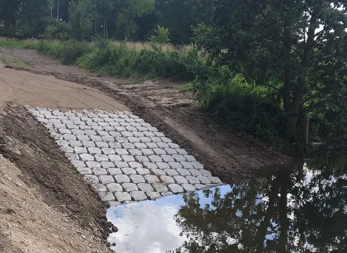 Een boothelling van Betomat Basalton ter bescherming van de oever