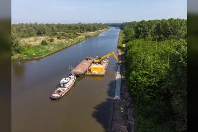 Luchtfoto van het plaatsen van de betonblokkenmatten (Betomat) met grasbetontegel aan de Hoge Vaart in Almere