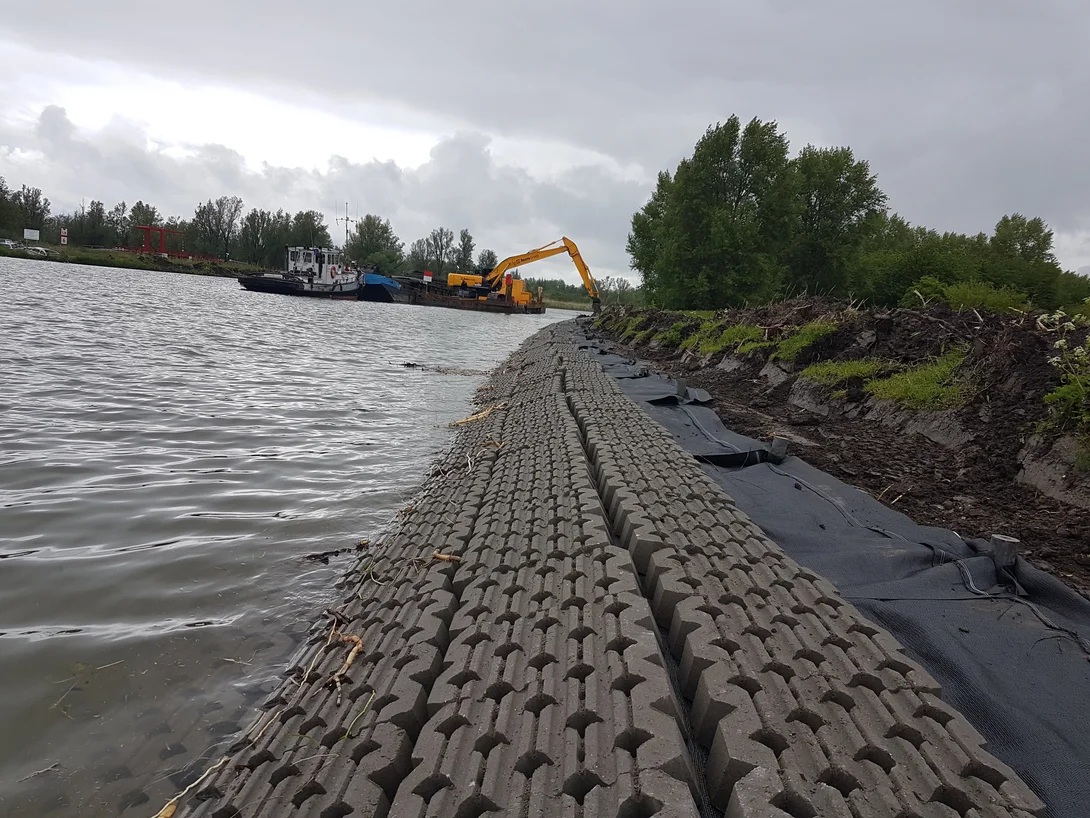 Vanaf het panton worden de betonmatten geplaatst met een kraan voor de oeverbescherming van de Hoge Vaart