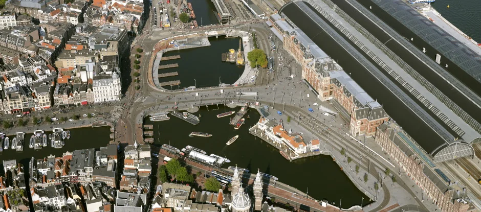 Luchtfoto van het plaatsen van de kademuren (betowall) bij de Entree fase 1 in Amsterdam