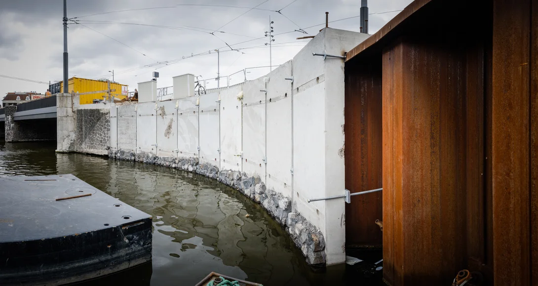 Deksloven op de stalen damwanden ter verstevigen van de kade in amsterdam met de Betowall van Holcim