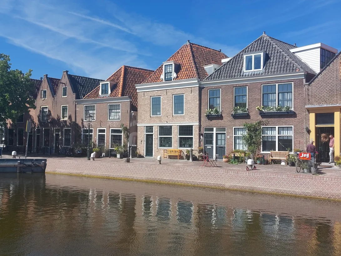 betowall met gemetselde baksteen in Spaarndam