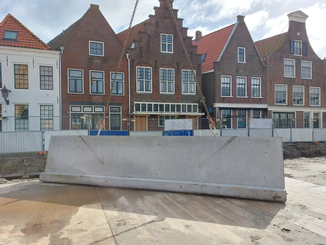 betowall in de kraan voor het plaatsen Spaarndam