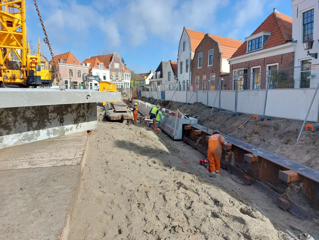 Plaatsen kademuren bij de Kolksluis in Spaarndam