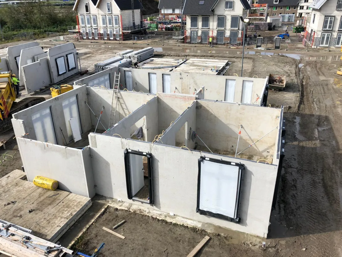 Prefab betonwanden geplaatst voor villa in Badhoevedorp