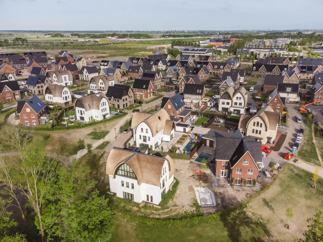 Luchtfoto villa's van prefab wanden