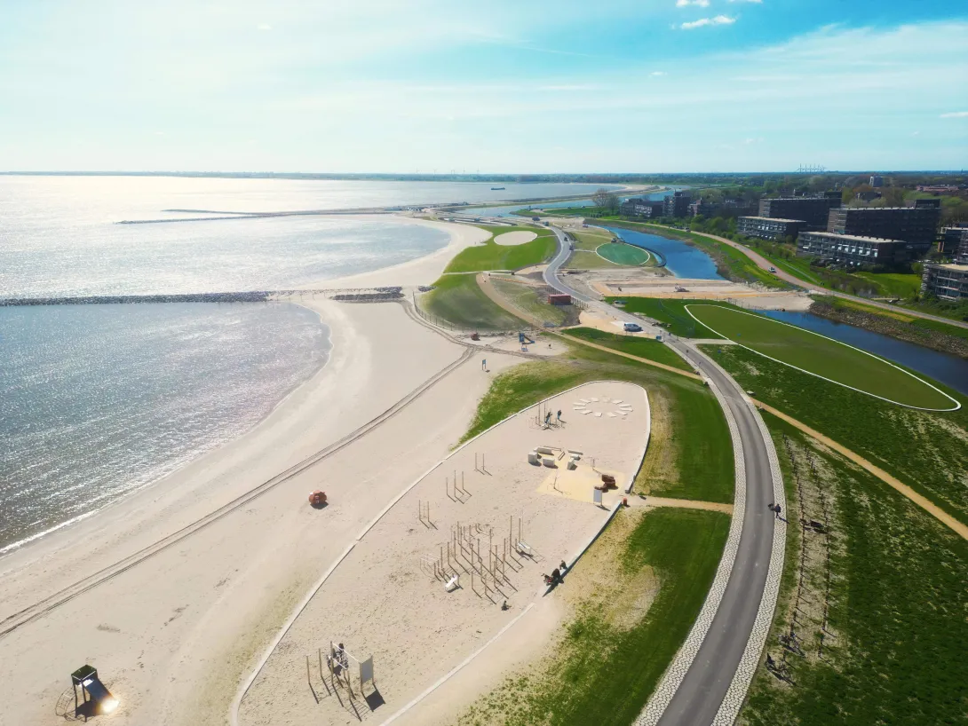 Luchtfoto Markermeerdijk met strand en fitnesstoestellen