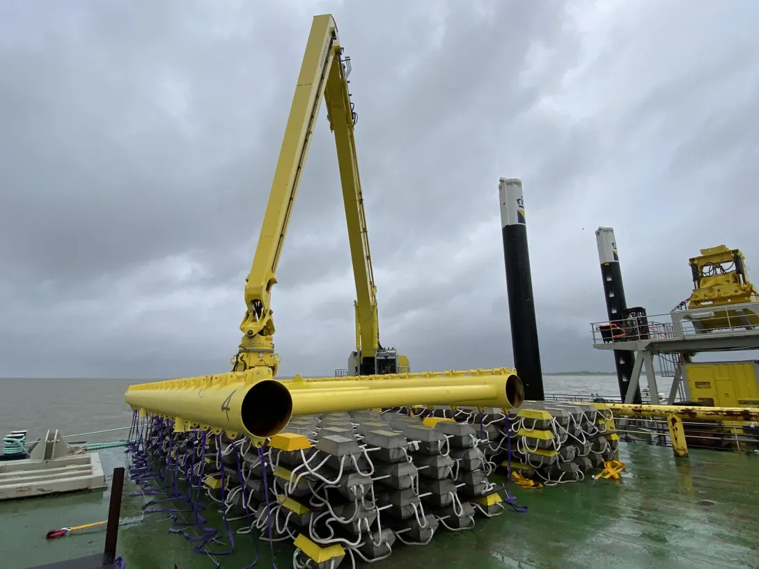 Betomat Offshore in de kraan om over de gasleidingen van Gasunie te leggen