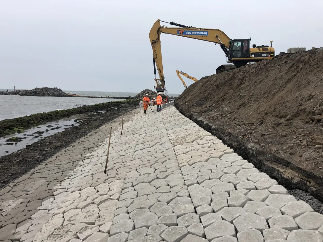 Plaatsen van Basalton STS zuilen op de Waddenzeedijk