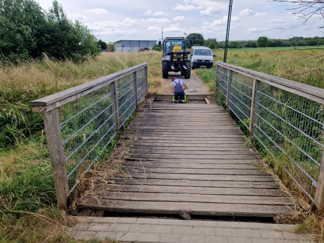 Oude houten brug toe aan vervanging