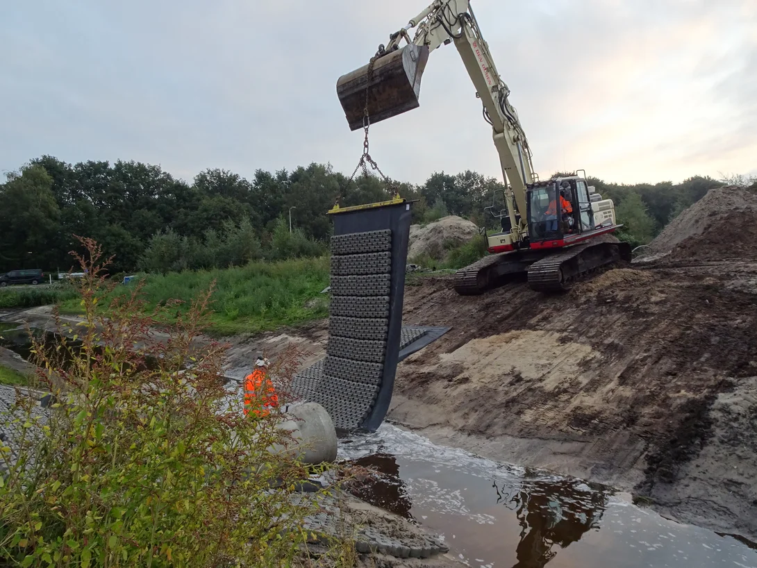 Hijsen van de Betomat PE-GR (betonblokkenmat grasbetonblokmat voor oeverversteviging