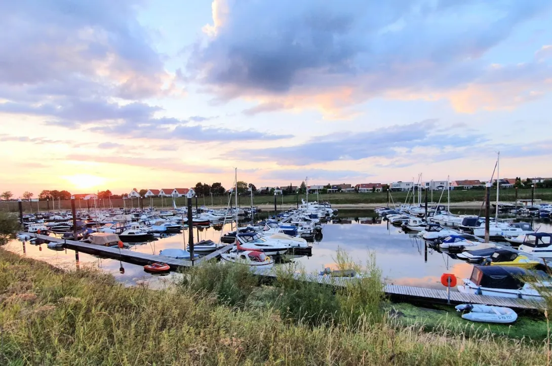 Oeverversteviging in Jachthaven Lathum in Dusseldorp
