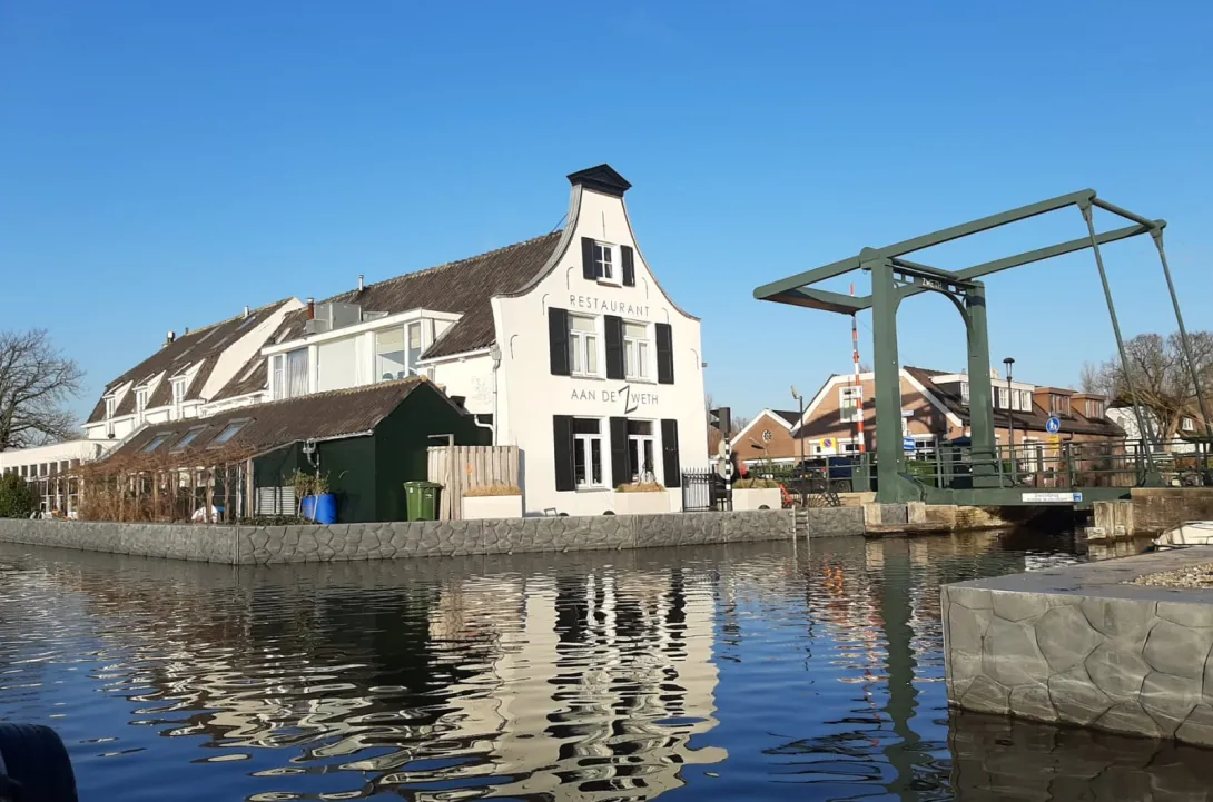 Trillingsvrije stalen damwanden met prefab kademuren geplaatst 