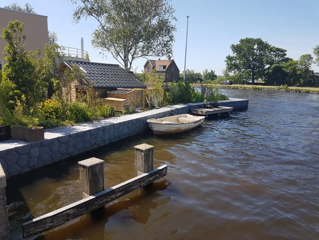 Bootjes aan de Betowall Basalton deksloven vastgemaakt