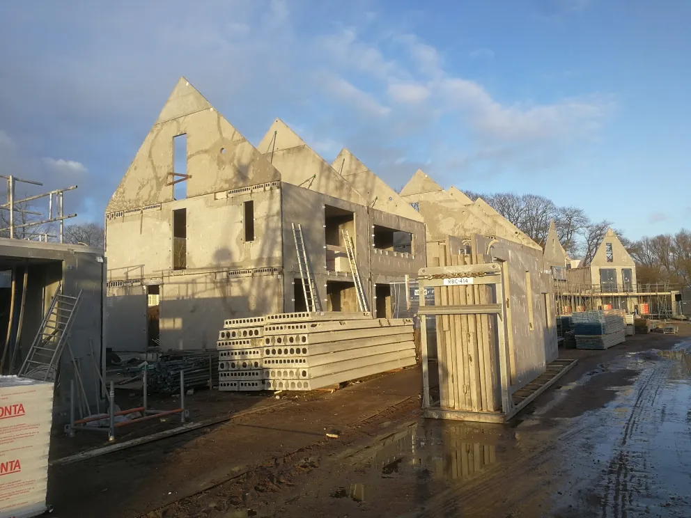 Bouwplaats met prefab beton elementen in Zutphen
