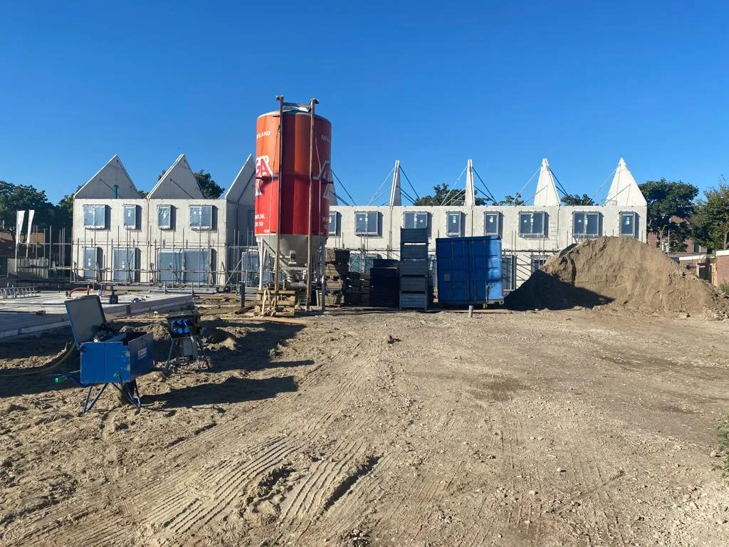 Bouwplaats met geplaatste betonnen elementen in Werkhoven