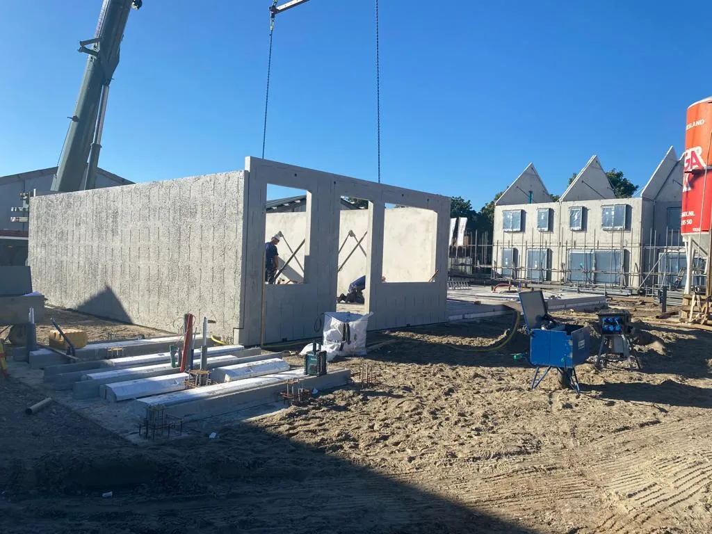 Plaatsen met de kraan van prefab beton wand in Werkhoven