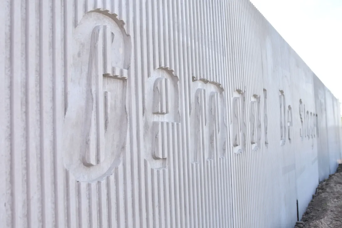 Schoonwerk beton met logo gemalen huis in Waalwijk