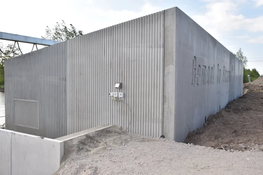 Schoonwerk beton met logo gemaal in Waalwijk
