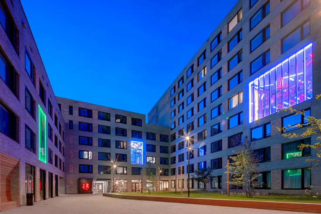 The City nieuwbouw studentencomplex in Tilburg met neon verlichting