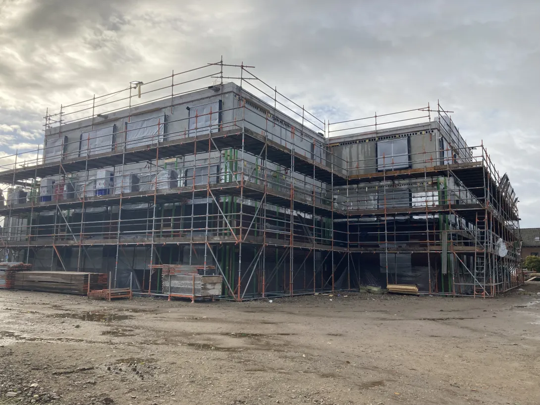 Prefab binnenwanden met ingestorte kozijnen geleverd en geplaatst in Tegelen