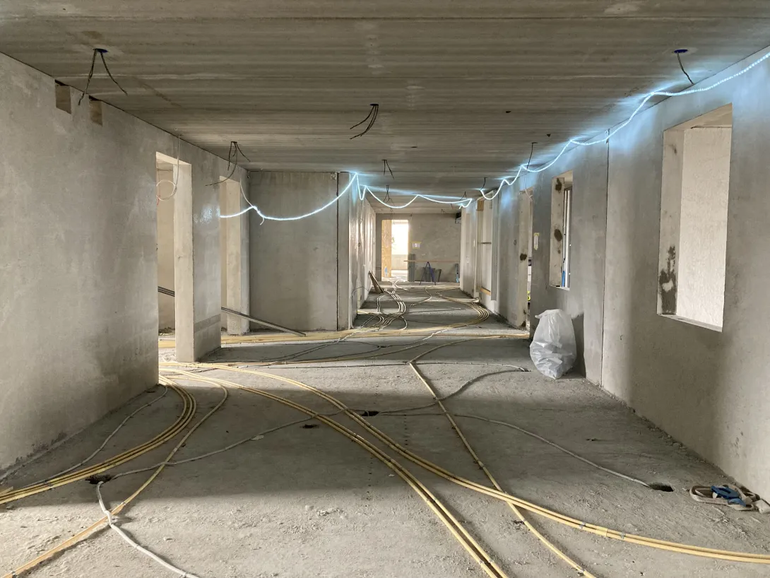Appartementencomplex van binnen met prefab beton elementen in Tegelen