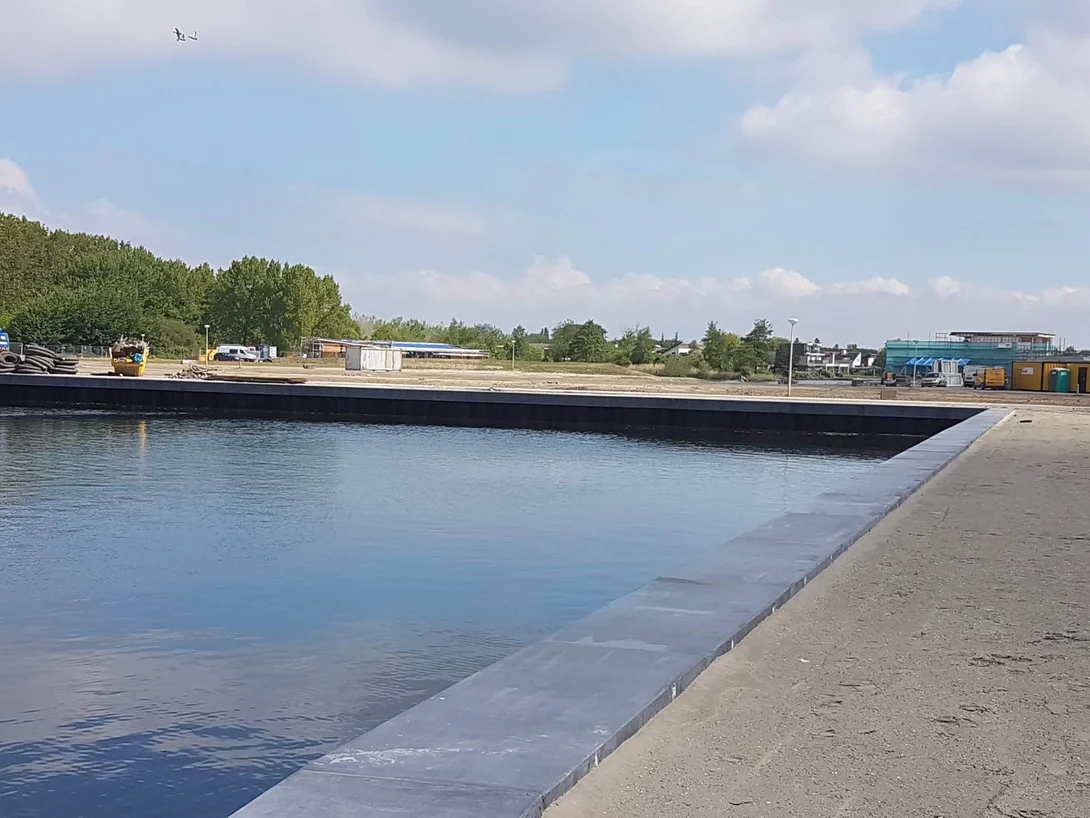 Deksloven die de damwand beschermen tegen aanvaringen in Goes