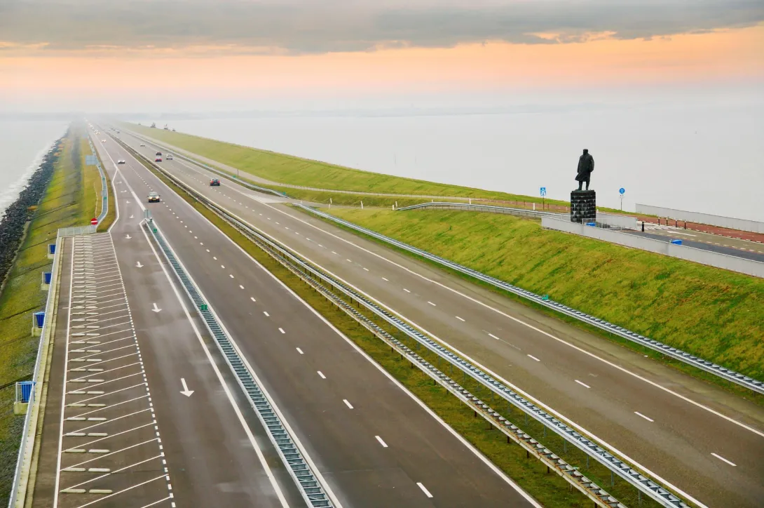Luchtfoto Afsluitdijk met begroeide Basalton Quattroblocks langs de weg