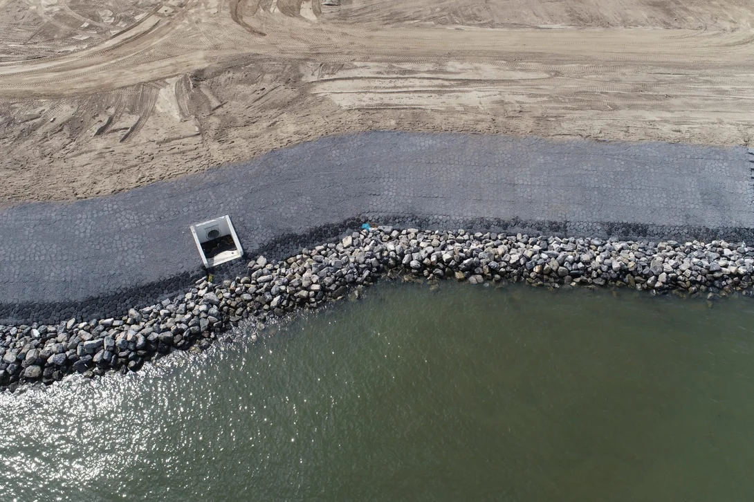 Luchtfoto van de dijkversteviging van Basalton Standaardset (STS) in Dordrecht