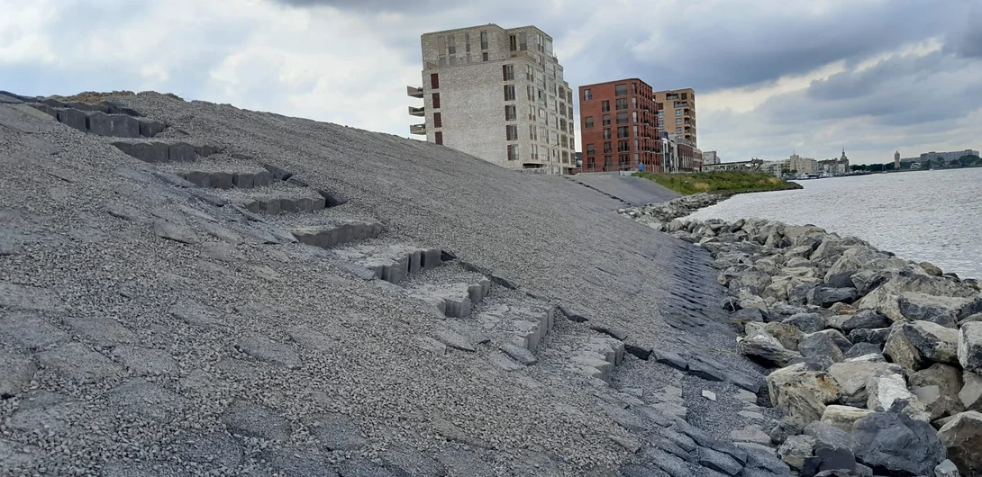 Insteekhaven in Dordrecht is voorzien van Basalton STS zuilen ter versteviging van de dijk